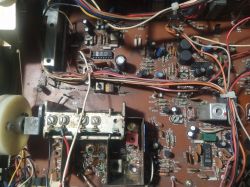 Wnętrze amplitunera: płytka PCB tunera FM z układami scalonymi, trymerami i wiązką przewodów