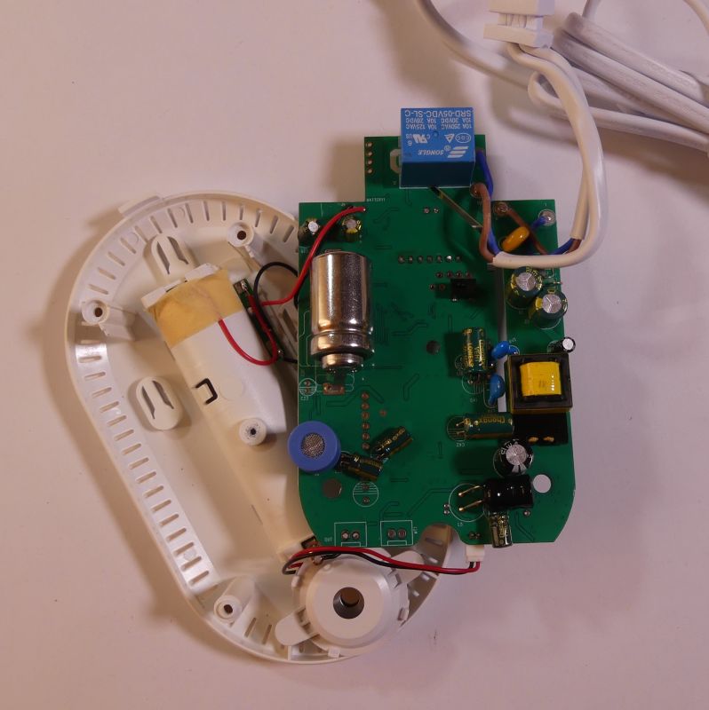 Wnętrze elektronicznego urządzenia z widoczną płytką PCB i przewodami