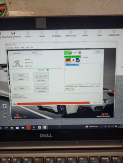 Ekran komputera pokazujący oprogramowanie KT200 podczas programowania ECU.