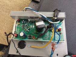 Bieżnia wyzwala bezpiecznik przy uruchomieniu.