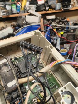 Zbliżenie na wnętrze centrali elektronicznej z licznymi przewodami i komponentami.