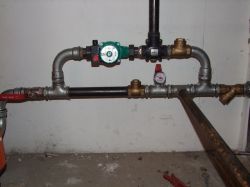 Lokalizacja zaworu temperaturowego i pompy w instalacji CO z kominkiem