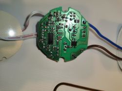 Zbliżenie na płytkę drukowaną z przewodami elektrycznymi