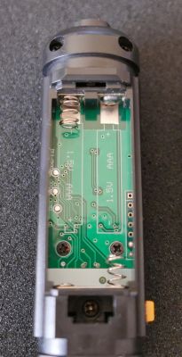 Wnętrze obudowy urządzenia z płytą główną i miejscami na baterie AAA.