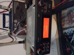 Radio samochodowe z wyświetlaczem proszącym o kod.