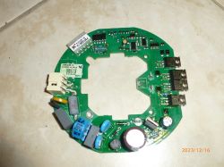 Płytka elektroniki wentylatora z różnymi elementami.