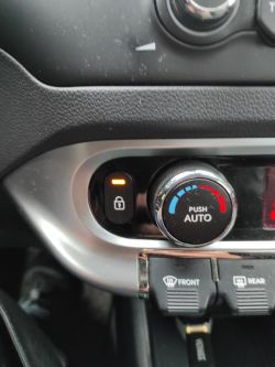 Kia Rio 2013: Kontrolka otwartych drzwi i problem z centralnym zamkiem