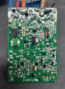 Zbliżenie na zieloną płytkę PCB z elementami SMD i przewodami przylutowanymi u góry