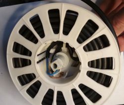Bęben na przewód elektryczny odkurzacza z widocznym okablowaniem