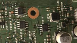 Zbliżenie na płytę główną z różnymi podzespołami elektronicznymi, w tym układy IC1505 i IC9701.