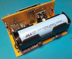 Samodzielnie wykonany układ elektroniczny z akumulatorem 18650 na płytce prototypowej