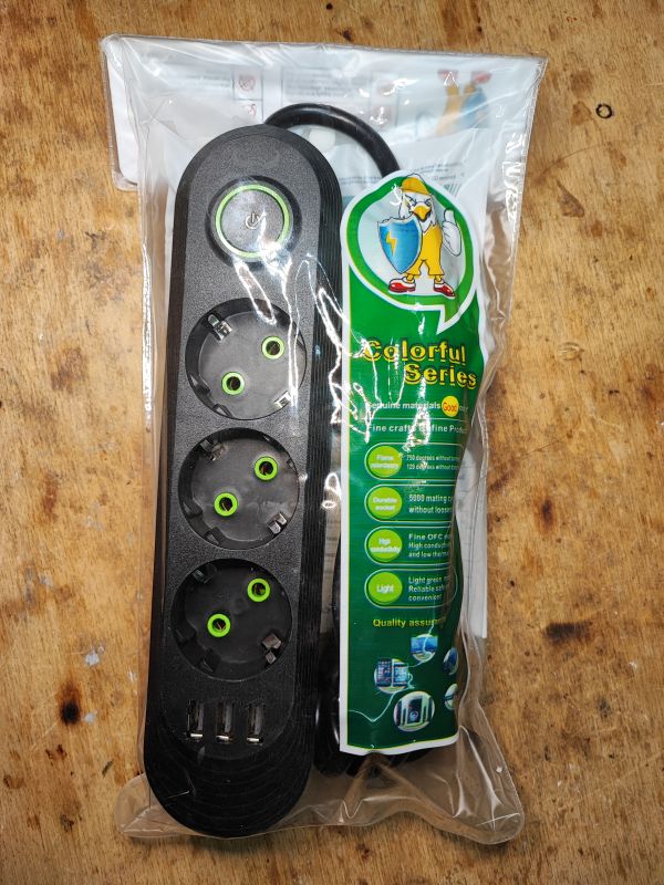 Czarna listwa zasilająca z trzema gniazdami Schuko i trzema portami USB w opakowaniu.