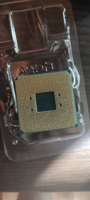 Procesor AMD Ryzen z widocznymi pinami w plastikowym opakowaniu.