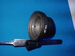 Jak ściągnąć pętlę immo ze stacyjki w VW Golf V - dostęp do zapadek zamka