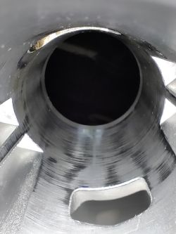 Wnętrze cylindra silnika dwusuwowego z widocznymi rysami i otworami portów
