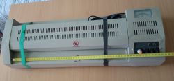 Laminator przemysłowy z miarką na górze.