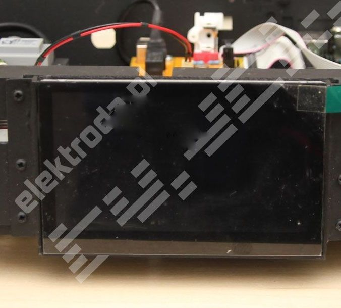 Zbliżenie na czarny ekran dotykowy zamontowany w obudowie elektronicznej