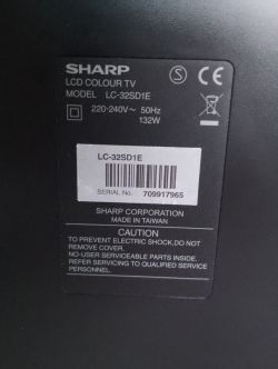 Etykieta z tyłu telewizora Sharp LC-32SD1E z informacjami technicznymi