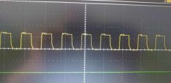 Wykres sygnału PWM 10 kHz z wypełnieniem 50% na ekranie oscyloskopu