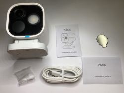 Zestaw kamery Aqara Hub G5 Pro z akcesoriami i instrukcjami