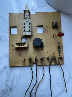 Płytka elektroniczna z przewodami w różnych kolorach.