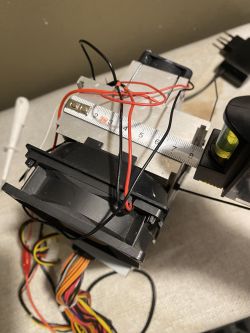 System chłodzenia z wentylatorem i przewodami elektrycznymi.