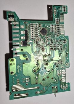 Zdjęcie modułu elektronicznego z widocznymi elementami i ścieżkami na płytce drukowanej.