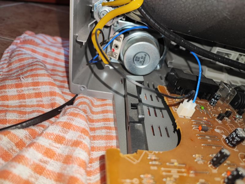 Wnętrze telewizora kineskopowego Daewoo K14C5GT z widoczną płytą główną i złączami.