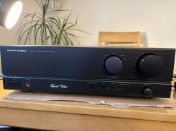 Czarny wzmacniacz stereo Marantz PM-44SE na drewnianym stole, z widocznymi pokrętłami i napisem „Special Edition”.