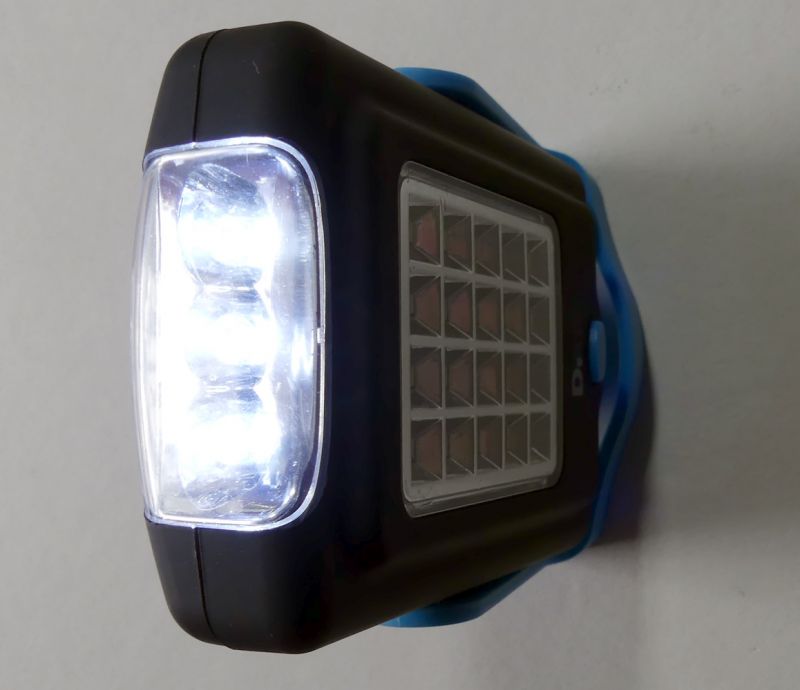 Mała latarka LED z magnetycznym uchwytem i możliwością zawieszenia