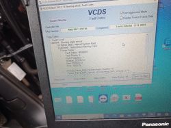 Zdjęcie ekranu z oprogramowania diagnostycznego VCDS pokazującego błąd sensora kąta skrętu w Audi A4 B9.