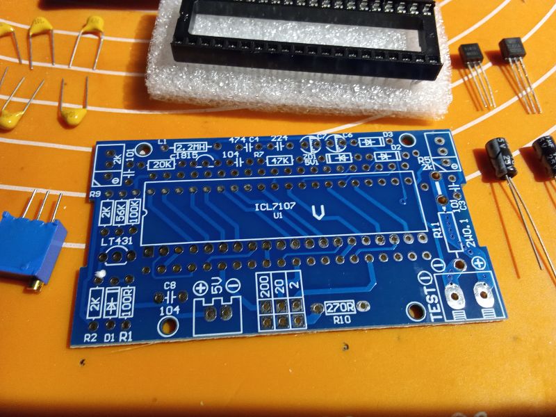 Jak złożyć woltomierz panelowy DIY z układem ICL 7107 z AliExpress? Sprawdzamy dokładność.