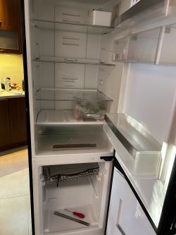 Otwarta lodówka Siemens KG36NA50/22 z widocznymi półkami i akcesoriami.