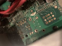 Zbliżenie na płytę główną konsoli X360 z brakującymi portami USB i Ethernet.