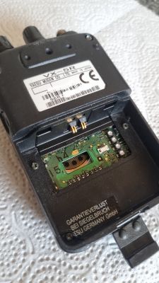 Tył ręcznego radiotelefonu Yaesu VX-5R z otwartą komorą baterii i widoczną płytką PCB