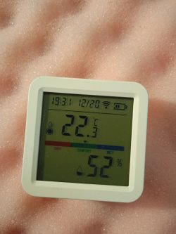 Electronic thermometer and hygrometer display showing temperature 22.5°C and humidity 52%.