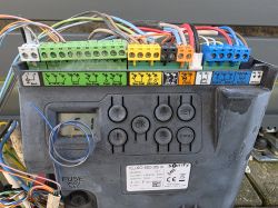 Panel sterownika bramy Somfy z widocznymi numerowanymi złączami i kolorowymi oznaczeniami.