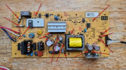 Płyta elektroniczna z zaznaczonymi elementami do pomiaru.