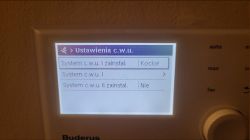 Wyświetlacz sterownika Buderus z ustawieniami c.w.u. pokazujący konfigurację kotła