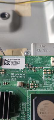 Zbliżenie na płytę obwodu drukowanego z widocznymi komponentami i nadrukami.