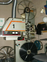 Zakładanie taśmy filmowej 35mm na projektor Prexer AP-62X