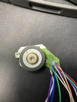 Zbliżenie na czujnik elektroniczny z mosiężnym rdzeniem na zielonej płytce PCB z różnokolorowymi przewodami.