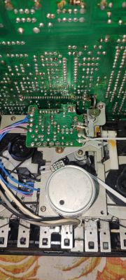 Wnętrze magnetofonu Fisher PH-W803 z widoczną płytką drukowaną i silnikiem