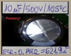 Kondensator elektrolityczny 10 µF/500 V z oznaczeniami i pomiarami ESR