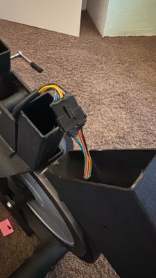 Nahaufnahme von farbigen Kabeln und Stecker im Fitnessgerät-Gehäuse