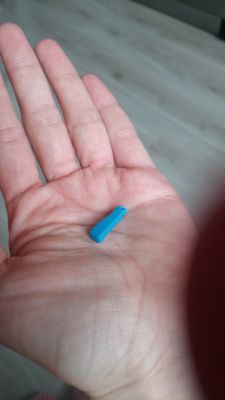 Niewielki, niebieski kawałek plastiku w dłoni.
