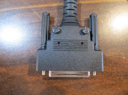 Gdzie kupić specyficzną obudowę złącza DB-25 z dodatkowymi śrubami mocującymi?