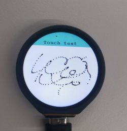 Okrągły wyświetlacz dotykowy ESP32-S3-Touch-LCD-1.28 pokazujący test dotyku z losowymi kreskami.