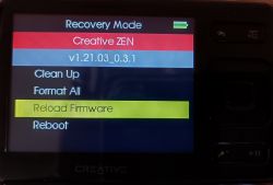 Ekran „Recovery Mode” odtwarzacza Creative ZEN z menu i podświetloną opcją „Reload Firmware”.