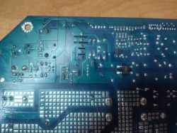 Płyta drukowana z komponentami elektronicznymi, w tym kondensatorami i kontrolerem AC/DC.